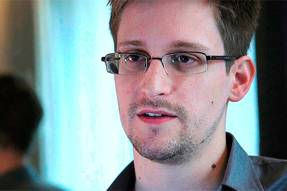Сноуден отказался от айфона и ездит на метро