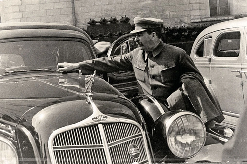 Сталин интересовался советским автопромом, но до 1947 года ездил только на иномарках. На фото: генсек осматривает новый автомобиль «ЗИС-101». Апрель 1936 года.