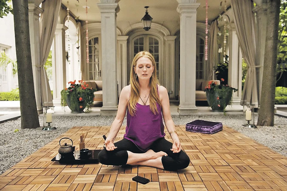 Теряющая популярность киноактриса (Джулианна Мур) считает, что медитация поможет скрыться от любых проблем. Фото: кадр из фильма.