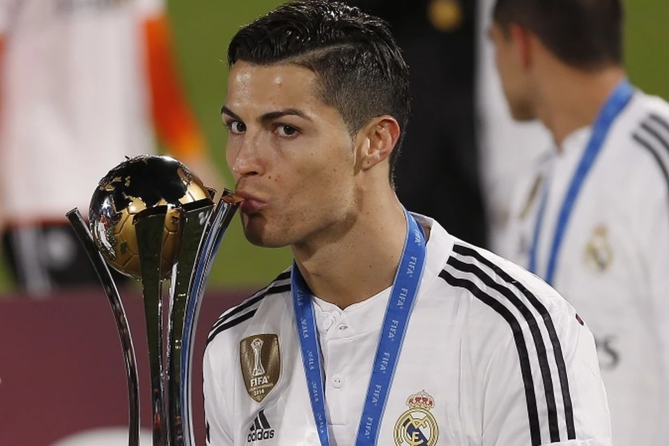 Криштиану Роналду зато целовался с Кубком за победу в клубном чемпионате мира по футболу.