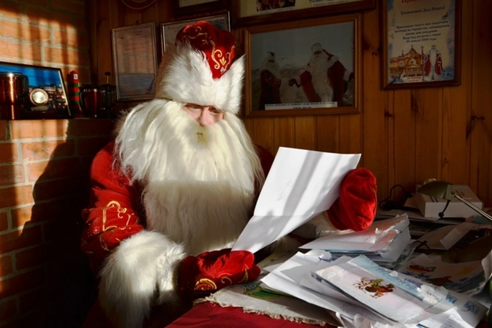 У белорусского Деда Мороза просят планшеты, здоровье и мир в Донецке.