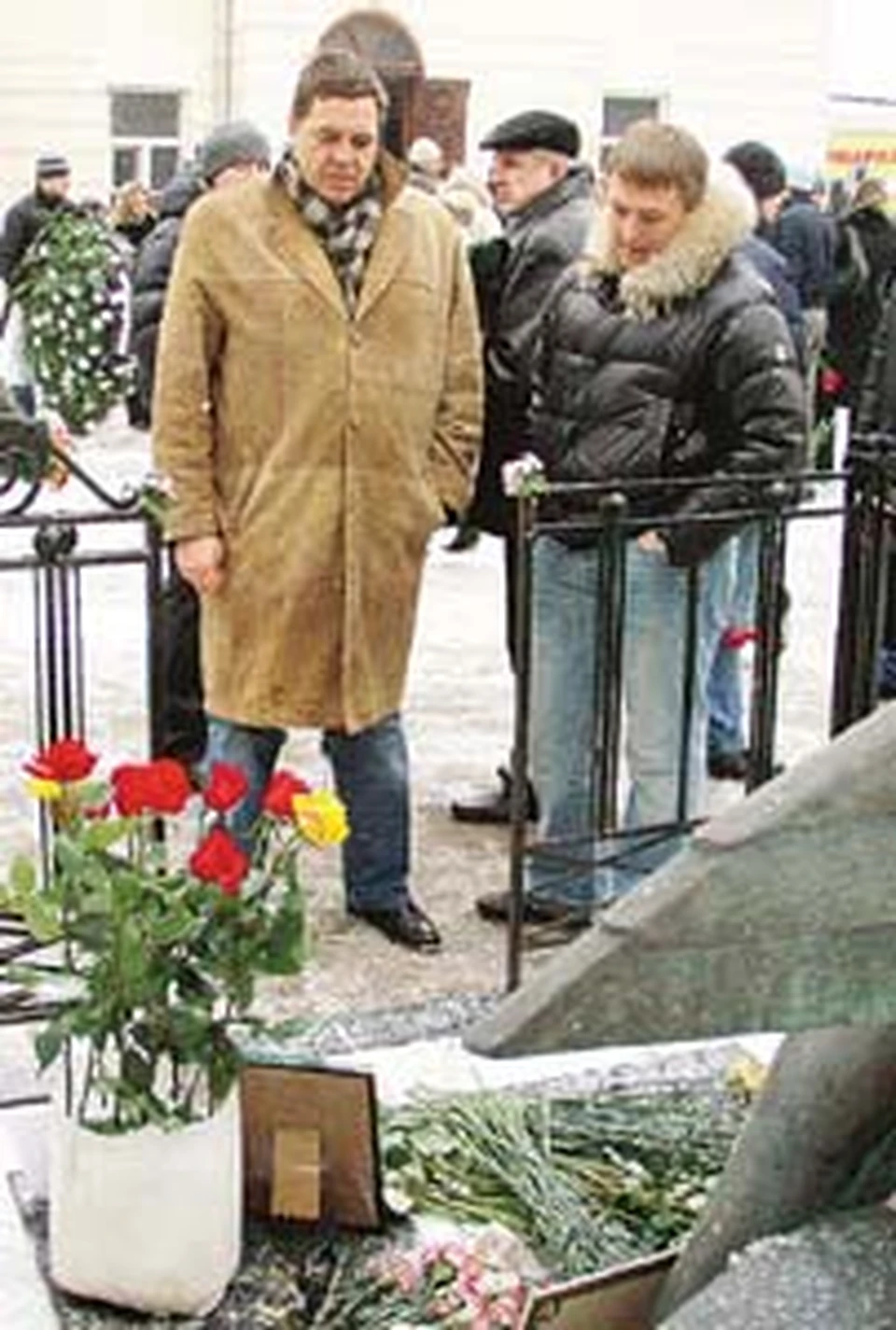 Александр Любимов (слева) приходит на могилу друга ежегодно.