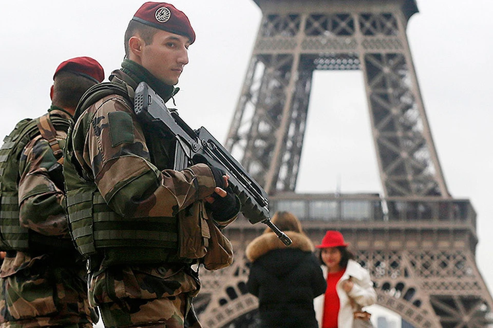 Французские военные охраняют порядок в центре города возле Эйфелевой башни.