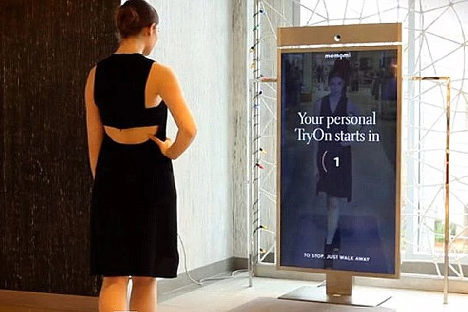 В магазинах США появились "умные зеркала", которые позволяют виртуально примерить одежду