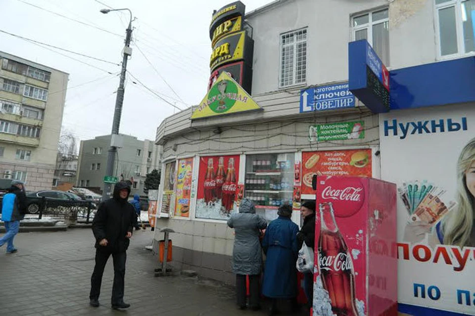 Хозяева ларьков в центре сменили надписи на вывесках.