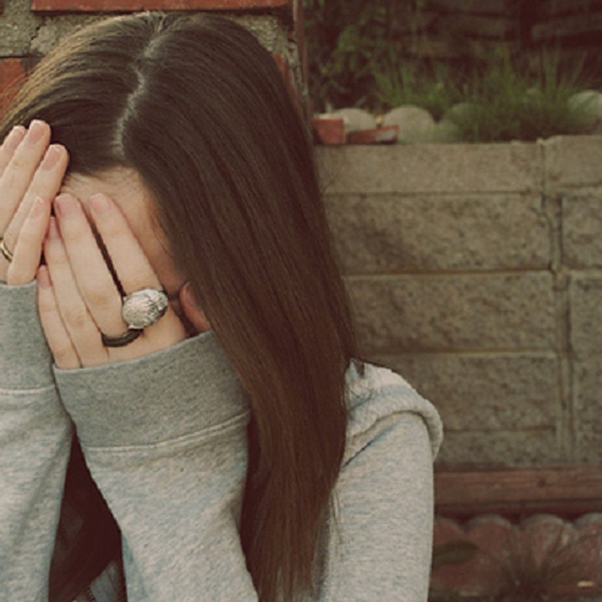фото девочек 17 лет закрыто лицо рукой