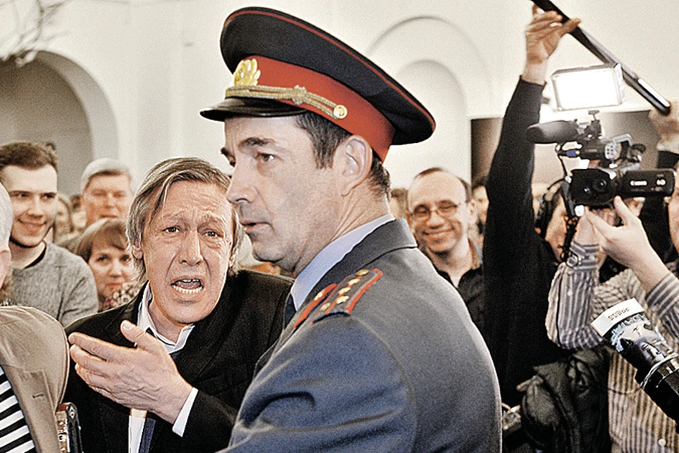 Михаил Ефремов и Дмитрий Певцов старательно воссоздавали перед гостями церемонии «Своей колеи» атмосферу СССР.