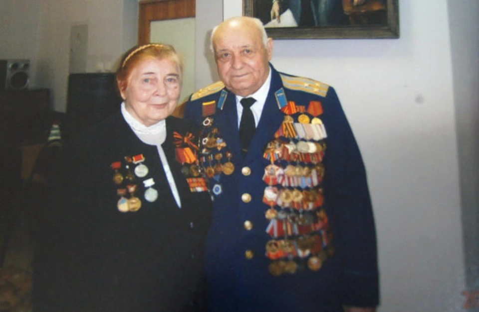 Ветеран Владимир Савельев и бывшая узница Освенцима Нелли Подлесная. Они тесно общаются и проводят уроки мужества для школьников.
