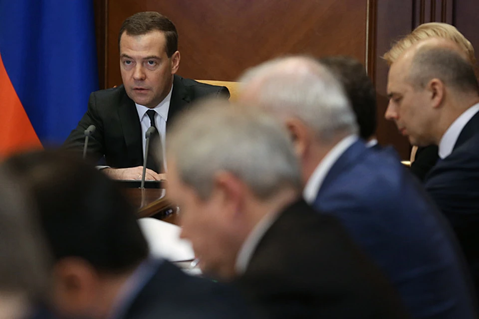 Медведев напомнил, что с 1 февраля будет проиндексирована на 11,4 процентов (уровень прошлогодней инфляции по данным Росстата) страховая часть пенсий