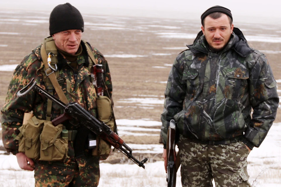 Боец армии ДНР, со срамным позывным «Секс» (слева) дает интервью прямо на древнем кургане