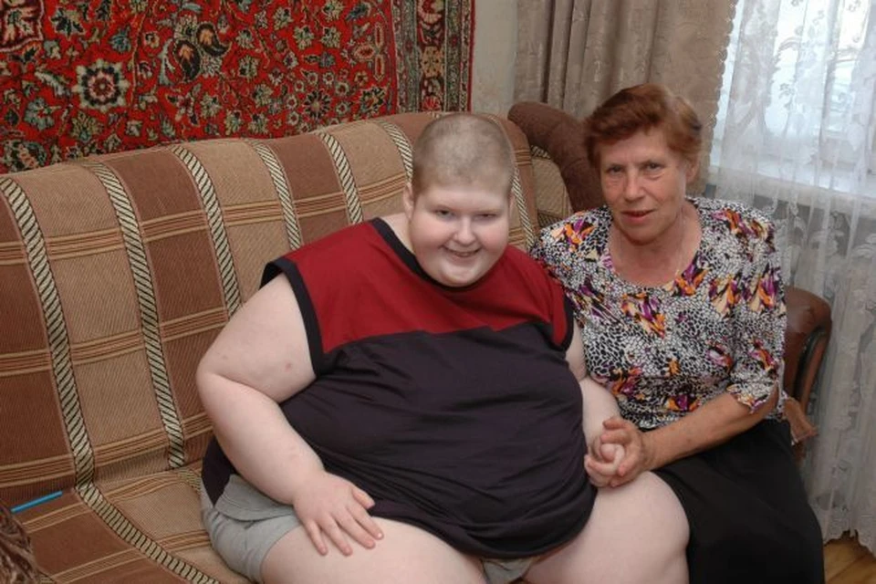 Толстая мать и сын видео. Бабушка с толстым внуком.