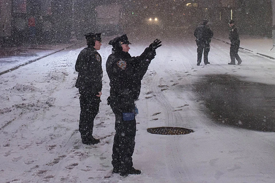 Нью-йоркские правоохранители объясняют причину такого миролюбия и спокойствия 8,4 миллионов нью-йоркцев не каким-то озарением и альтруизмом, а просто очень холодной погодой