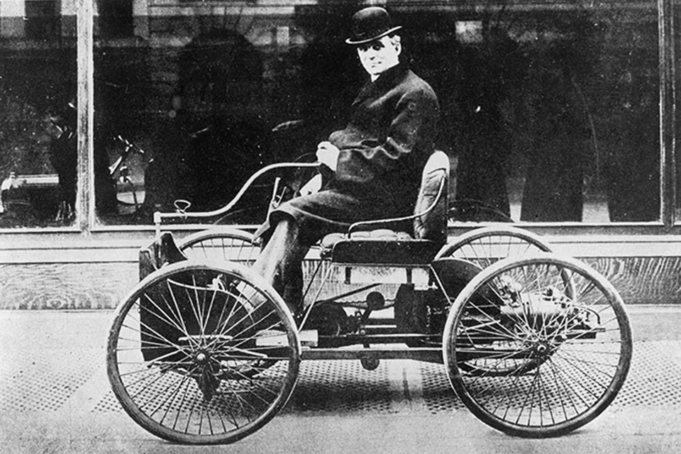 На этом снимке 1892 года вы видите Генри Форда в его первом автомобиле - квадрицикле. Всего было построено и продано три таких экземпляра
