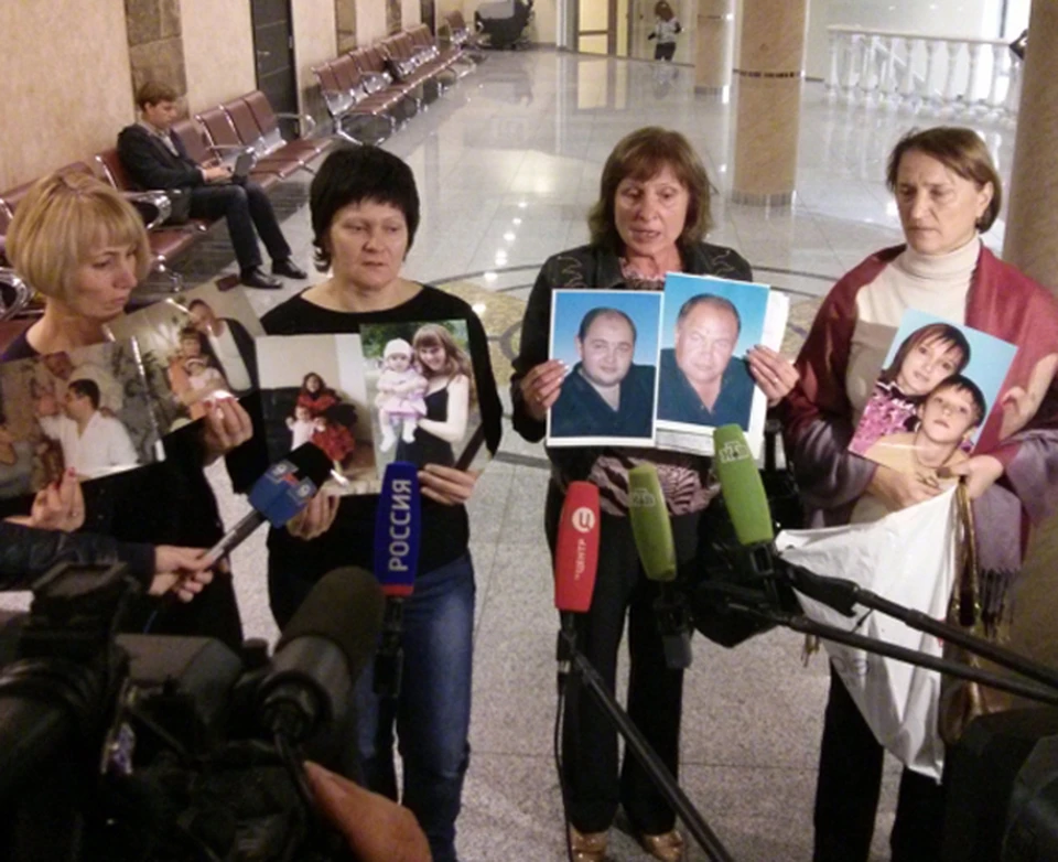 Родственники погибших от рук банды в суд над ОПГ приходили с фотографиями своих близких. Фото: Алексей ЕСИКОВ ("ИА "Живая Кубань")