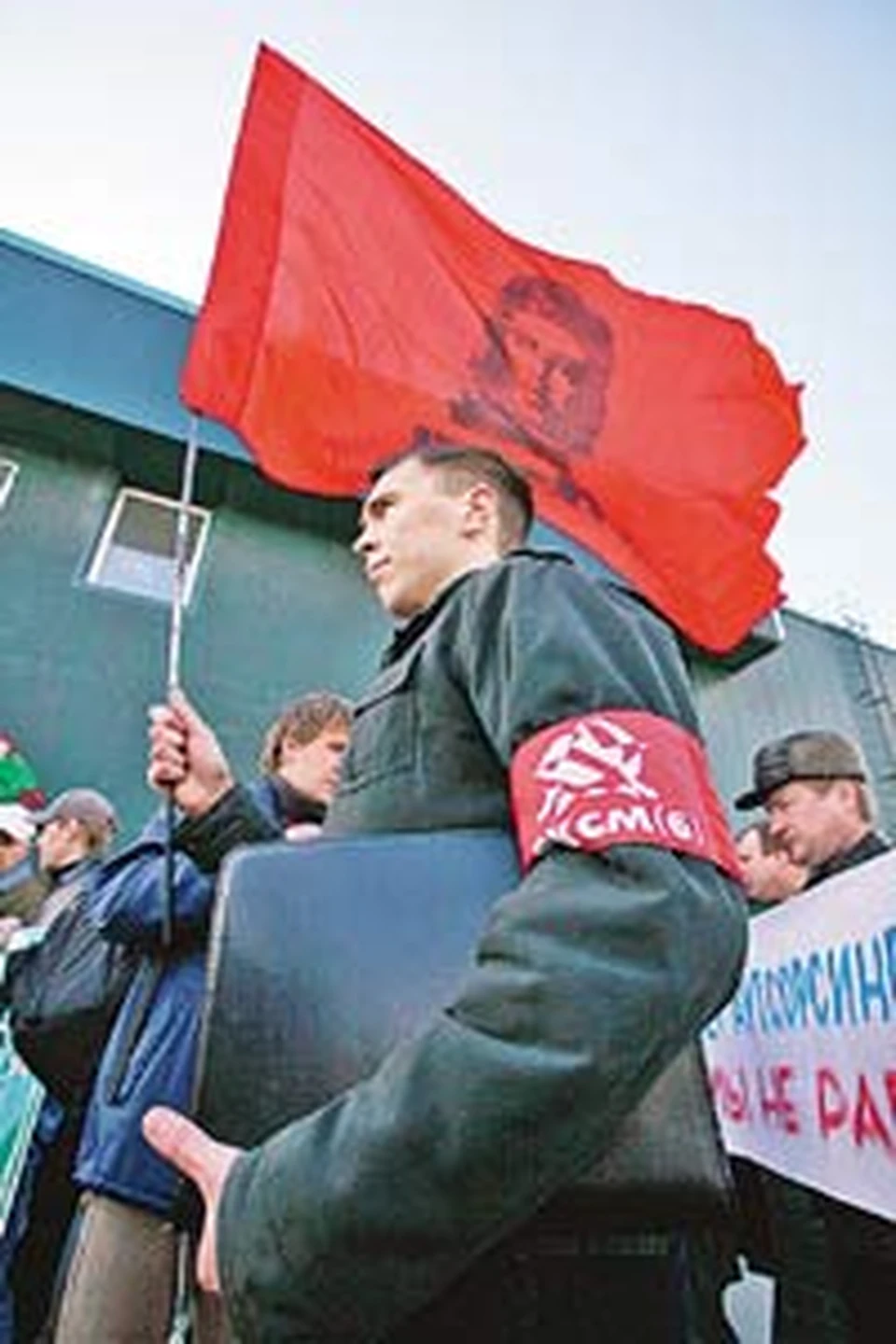 Социалисты из Ярославля приехали поддержать стачку на «Хейнекен» и привезли с собой революционное знамя.