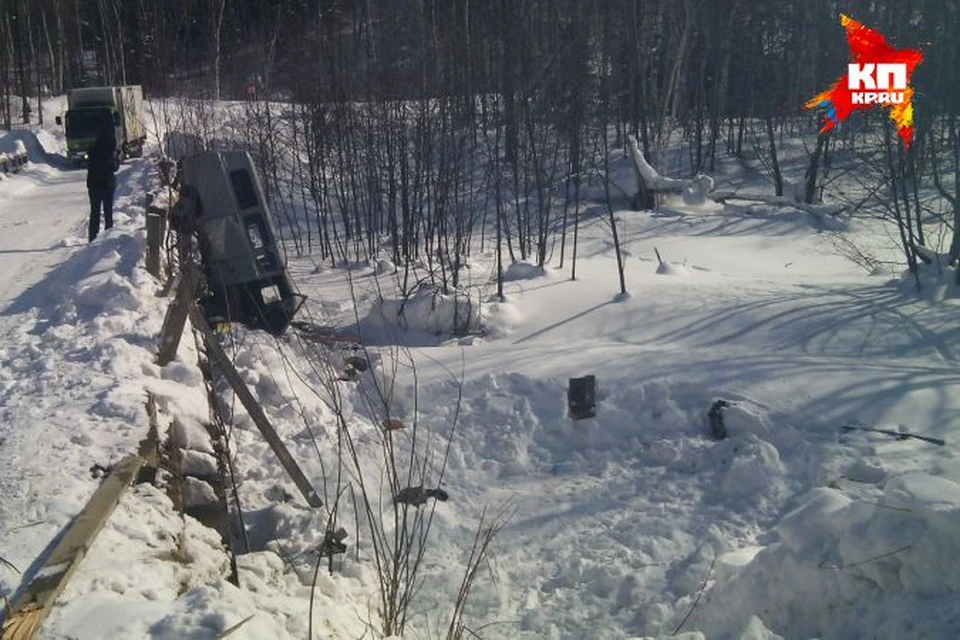 Отечественный джип по неизвестной пока причине едва не рухнул с деревянного моста на 517-ом километре трассы Селихино-Николаевск.