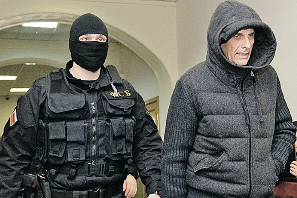 Главу Дальневосточного региона ведут в суд. Тут его арестуют до 27 апреля.