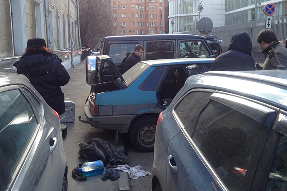 Здание центрального музея МВД на Селезневской улице несколько десятков полицейских оцепили около 10 утра