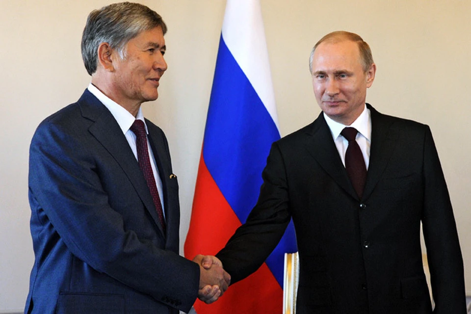В отведенную под переговоры комнату Константиновского дворца Путин и Атамбаев вошли вместе