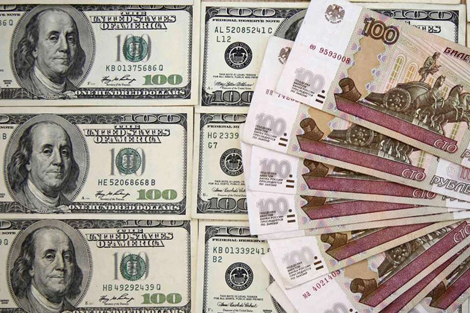 Официальный курс доллара на среду - 61,75 рубля, евро - 65,43 рубля