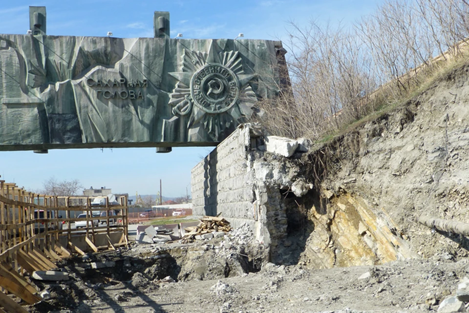 Историки и общественность тревожатся, что из-за таких "вторжений" бетонная громада может и вовсе рухнуть. Фото: прокуратура Новороссийска