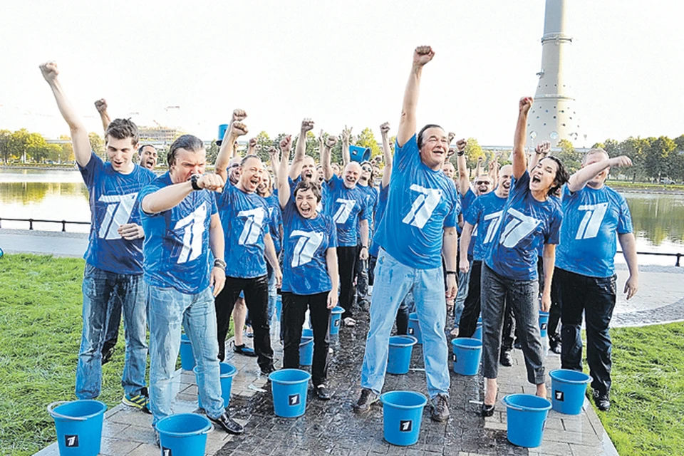 Сентябрь 2014-го. Команда Первого во главе с Константином Эрнстом (в центре) обливается ледяной водой в рамках сбора средств в пользу благотворительного фонда.