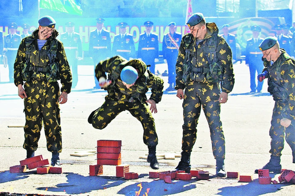 С хорошим боевым лозунгом боец способен ломать любые преграды.