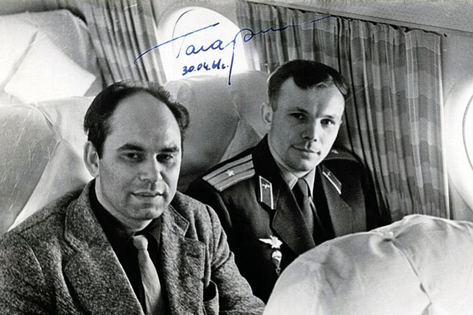 Василий Песков - фото на память с первым космонавтом Земли в салоне Ил-18 номер 75717.
