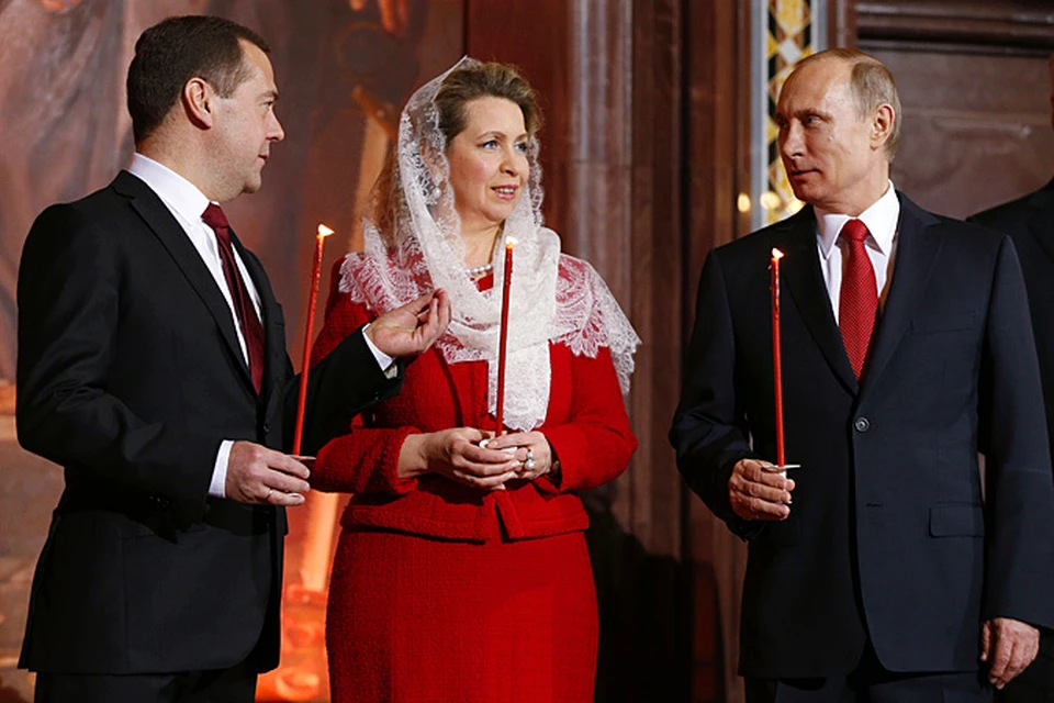 Около полуночи на богослужении появились президент России Владимир Путин, премьер Дмитрий Медведев с супругой