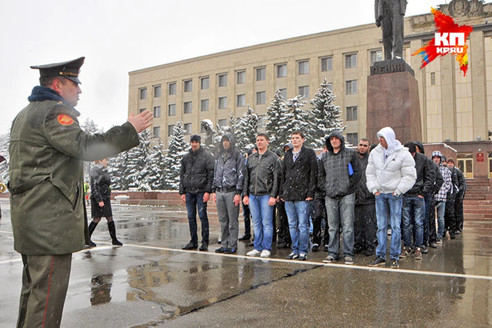 В прошлом году 13 человек предпочли 1 году срочной службы 2 года 8 месяцев альтернативной