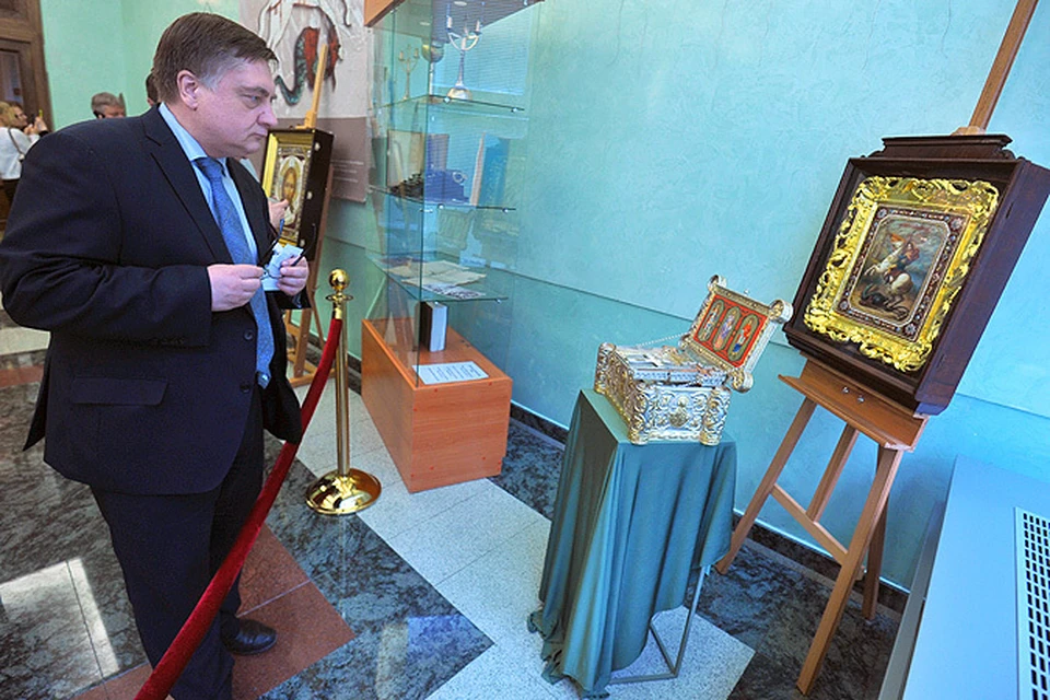 Депутат Андрей Туманов осматривает христианскую святыню.