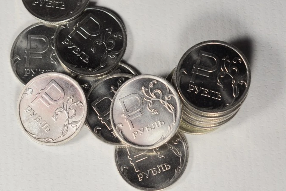 В минувший четверг впервые за несколько недель рубль слегка подешевел по отношению к евро и доллару.