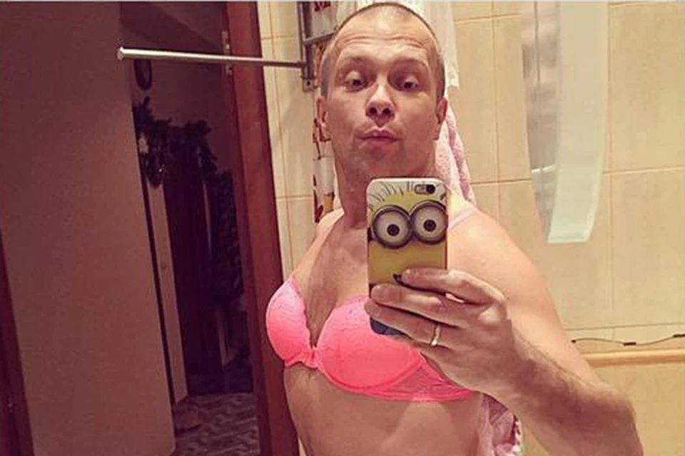 На фото Евгений позирует в собственной ванной в женском нижнем белье. Фото: Instagram.