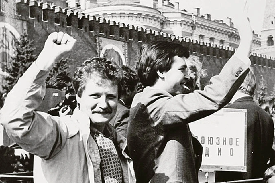 Молодой писатель Юрий Поляков (на фото - слева) в середине 1980-х тоже был романтиком-перестроечником... Москва, Красная площадь. 1 мая 1985 г. Фото: личный архив Ю. Полякова.