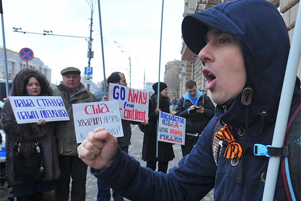 Пикет участников "Национал-освободительного движения" у стен посольства США.