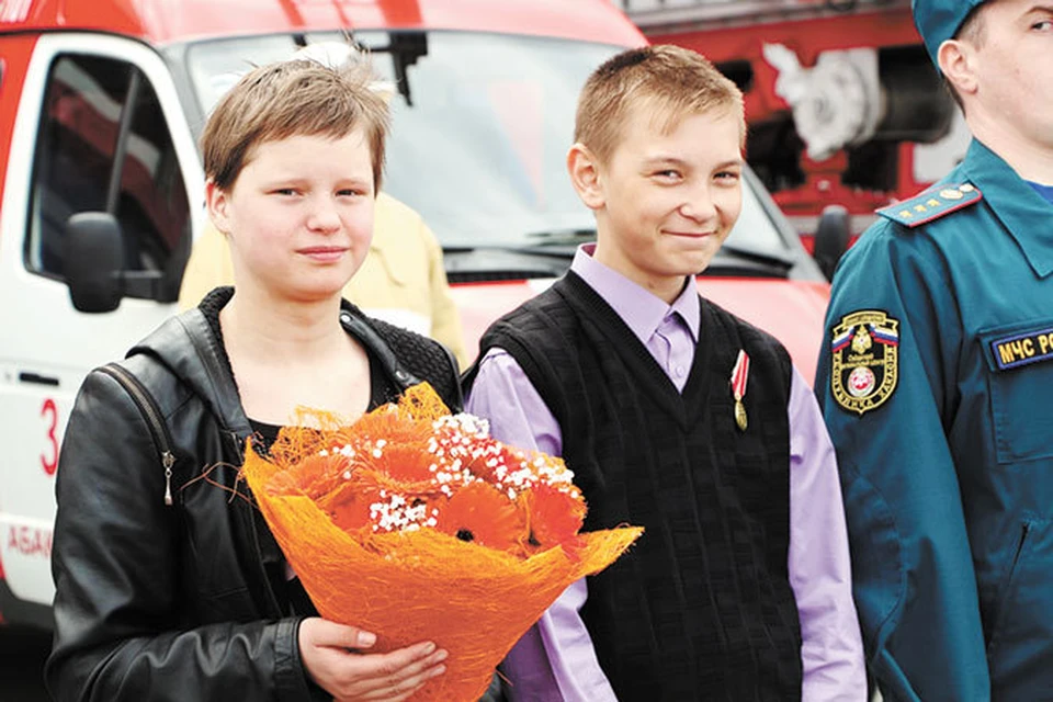 Алина Гусакова и Денис Федоров сейчас настоящие герои села Кожухово. Фото: предоставлено пресс-службой ГУ МЧС ХАкасии