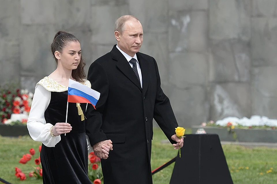 Президент России Владимир Путин на церемонии поминовения погибших во время событий 1915 года в Османской империи на мемориальном комплексе памяти жертв геноцида армян "Цицернакаберд" в Ереване.