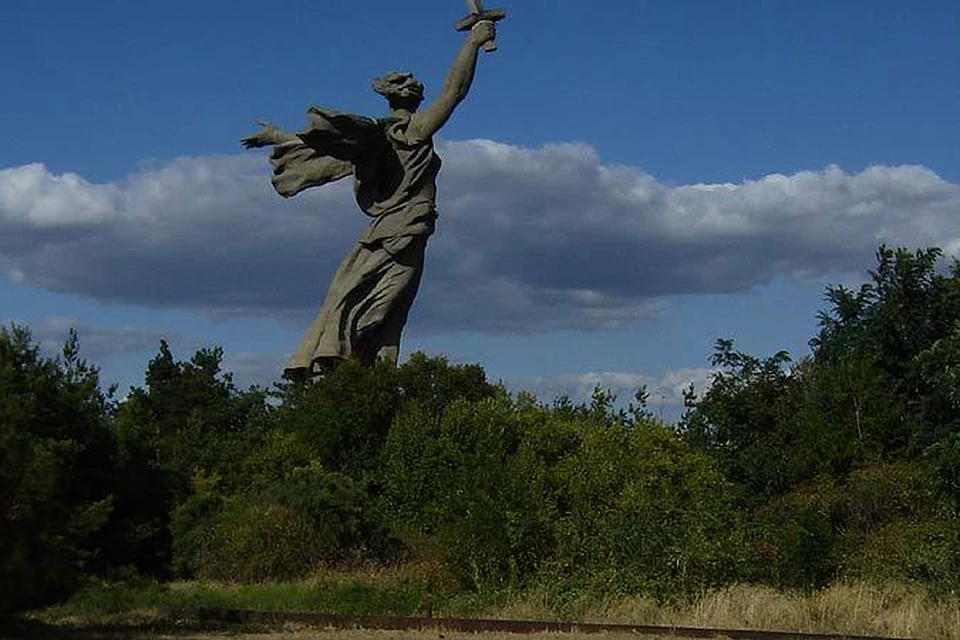 Зато россияне по-настоящему гордятся этим монументом! Фото Александра Березина.
