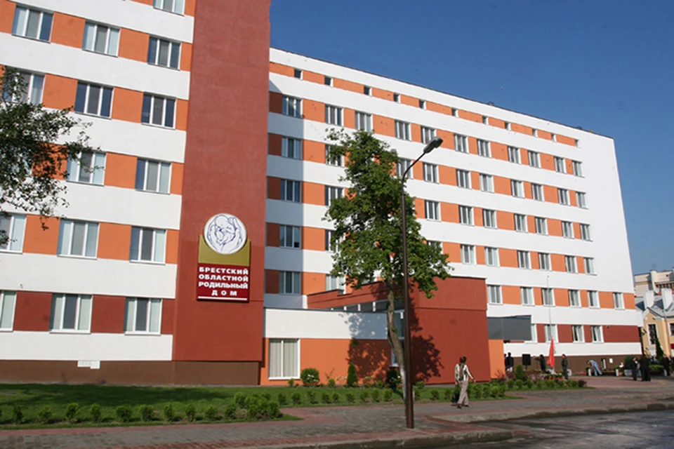 Молодой отец, угрожая ножом врачу роддома, похитил из учреждения новорожденную дочь.