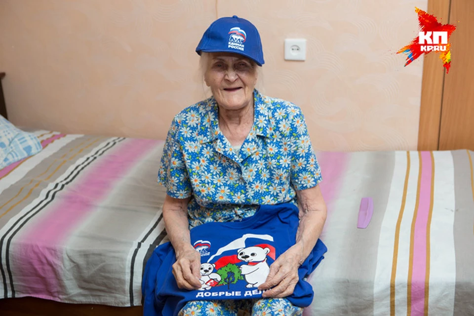 В Челябинске блокаднице подарили безразмерную футболку и бейсболку