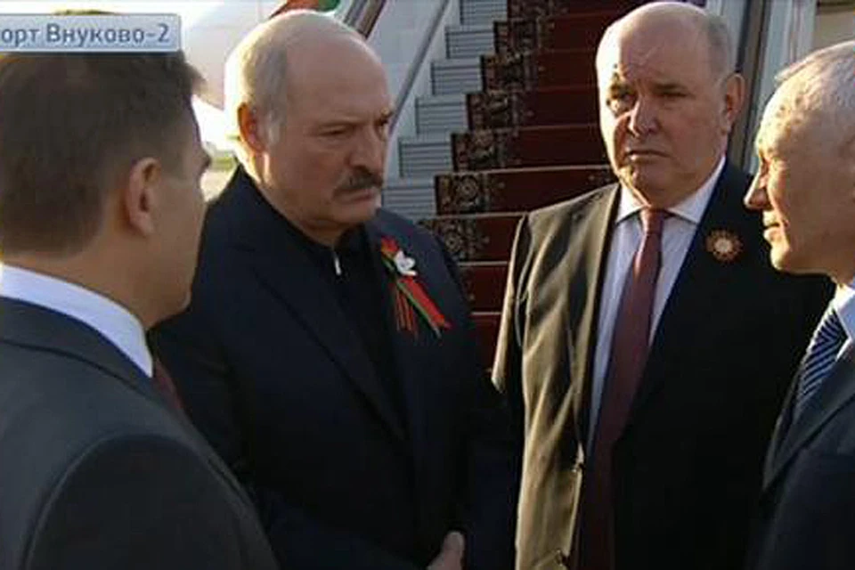 Александр Лукашенко прилетел в Москву с георгиевской ленточкой. Кадр телеканала Россия-24.