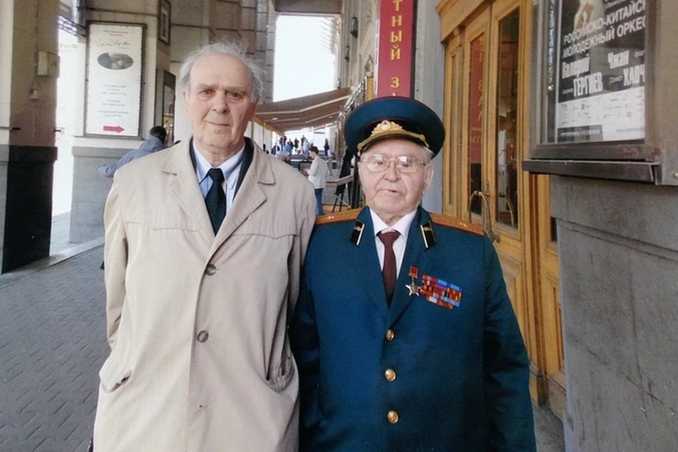 Ярослав Марков (справа) встретил своего однополчанина Владимира Вареника (слева) во время поездки на Парад Победителей