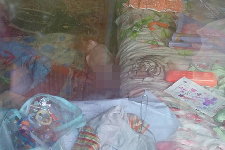 Жители села под Саратовом просят спасти девочку-инвалида, рожденную от инцеста. На фото истощенный ребенок лежит посреди домашнего хлама