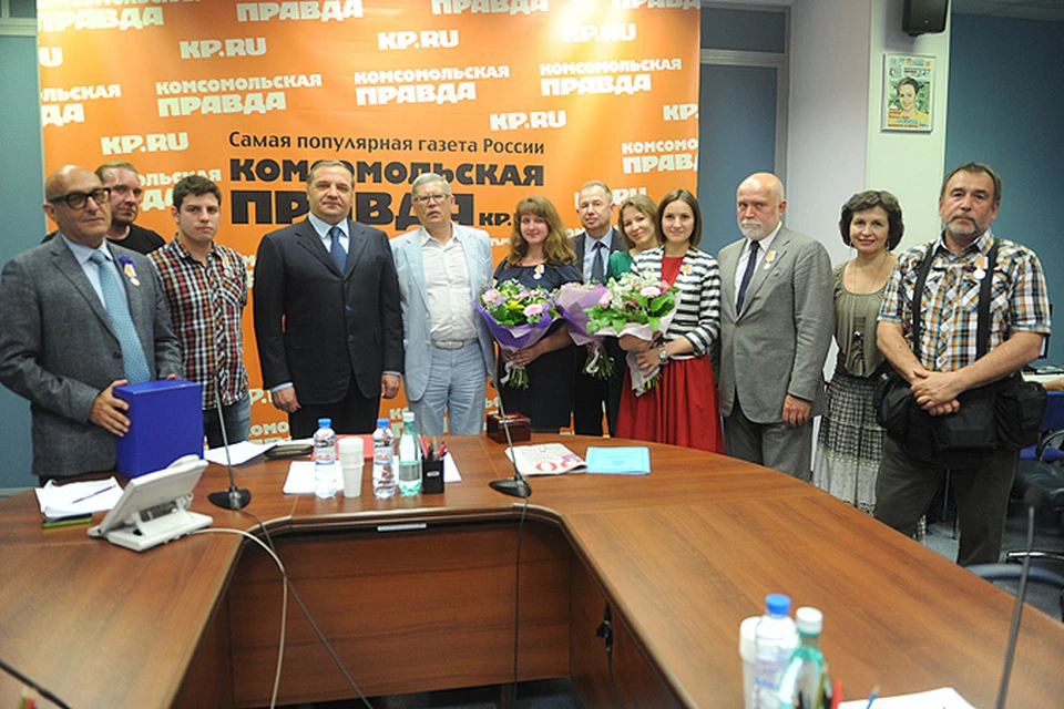 Глава МЧС Владимир Пучков поздравил "Комсомолку" с юбилеем и наградил группу журналистов.