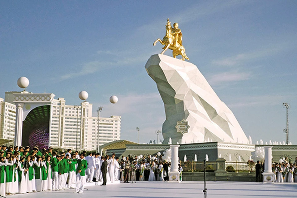 Как уверяют в местном парламенте, решение об установке памятника целиком принадлежит туркменскому народу