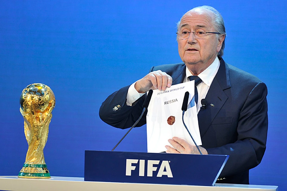 В 2010 году именно Зепп Блаттер раскрыл заветную карточку с надписью "Россия", дав нашей стране право проведения чемпионата мира 2018