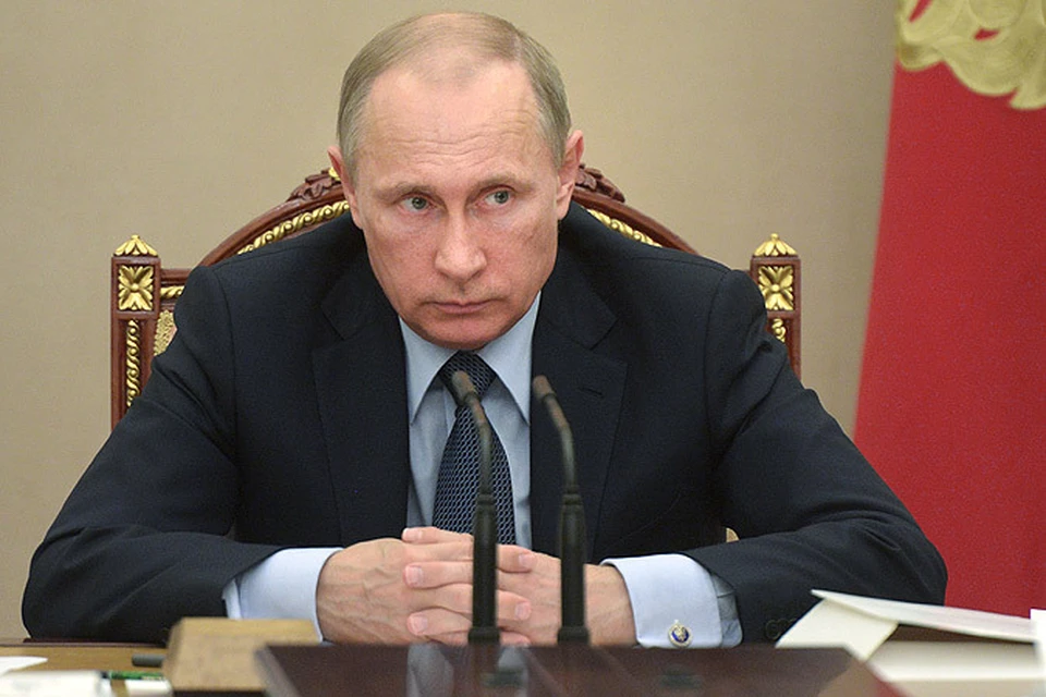 Путин запретил чиновникам оставлять себе подарки