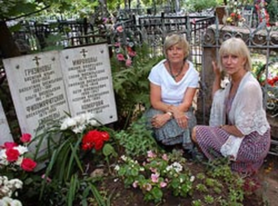Хелен и Кейт но могиле предков на Ваганьковском.