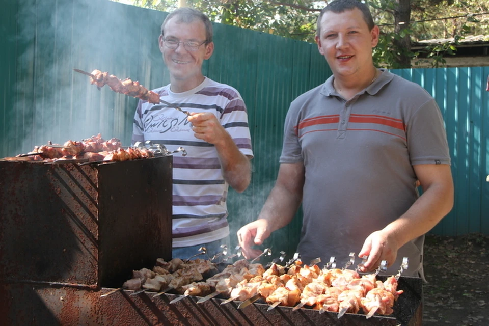 Семья шашлыки со спины