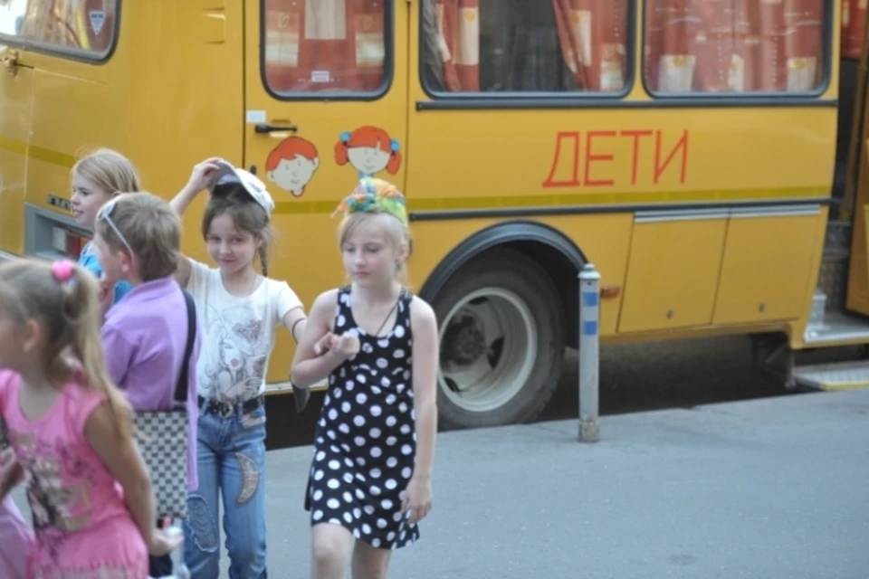 1988 год автобус с детьми. Сельский школьный автобус. Автобус дети ночью. Комаров автобус. Село автобус дети.